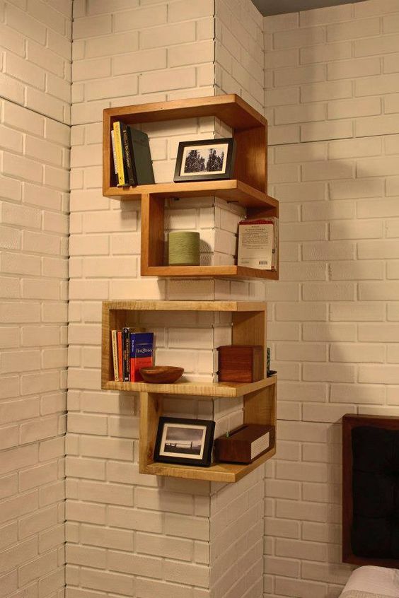 7 Ide desain rak dinding sudut ruangan yang nggak biasa, kece banget!