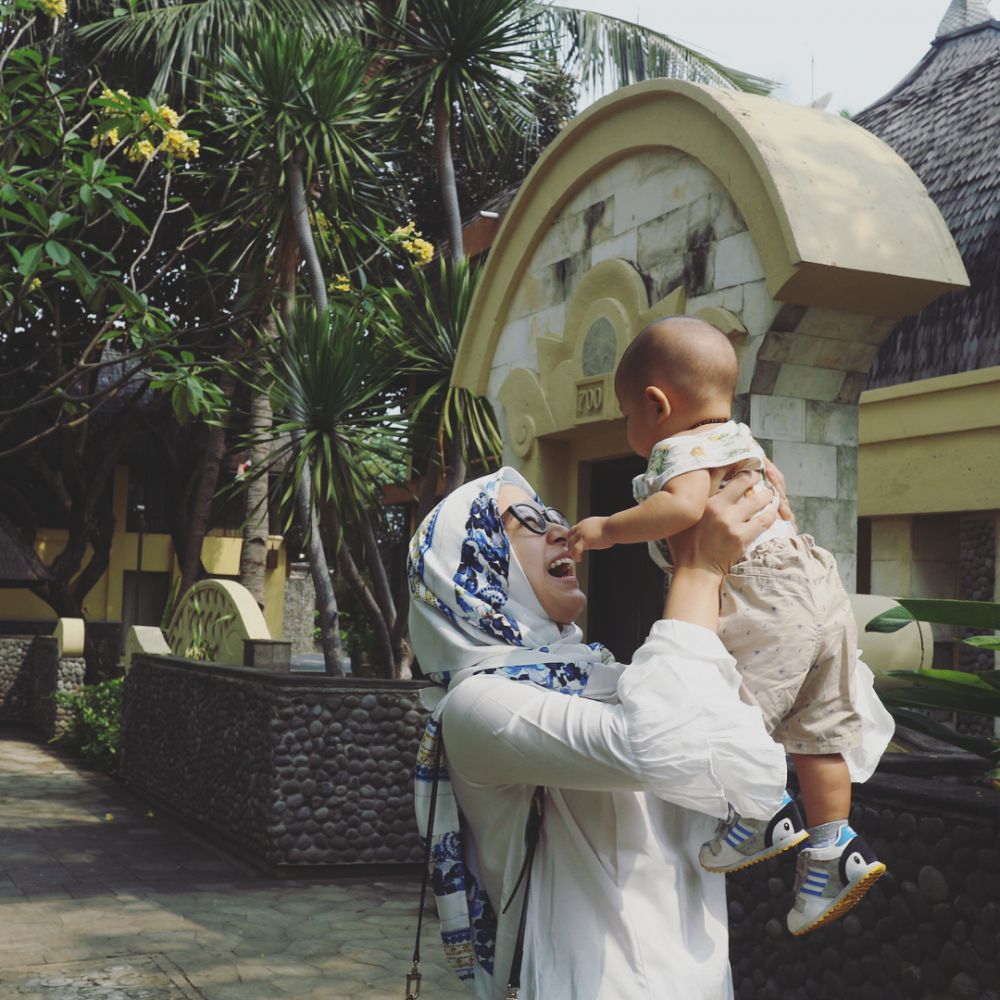 Vakum usai melahirkan, ini 8 potret manis Nina Zatulini urus buah hati