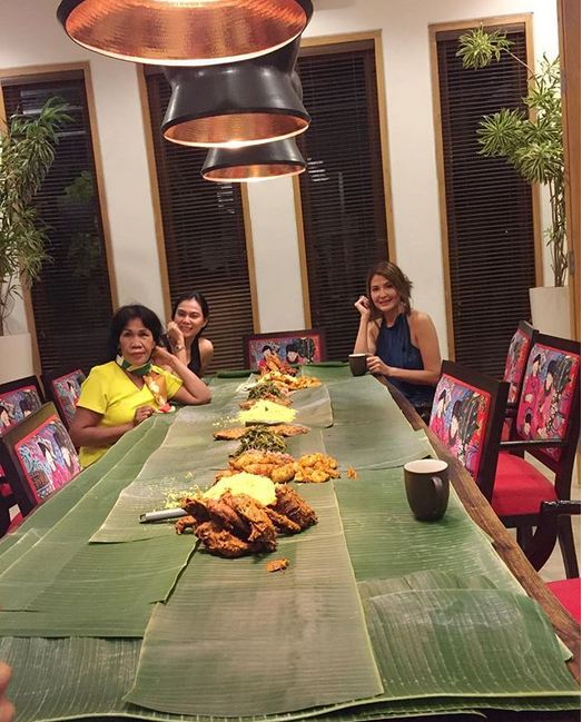 10 Gaya Tamara Bleszynski saat menyantap makanan, pelanggan warteg nih