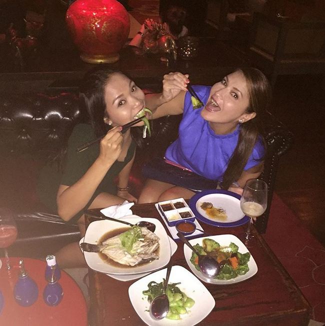 10 Gaya Tamara Bleszynski saat menyantap makanan, pelanggan warteg nih