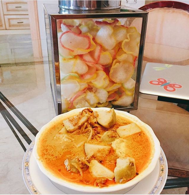 10 Gaya Tamara Bleszynski saat menyantap makanan, pelanggan warteg nih