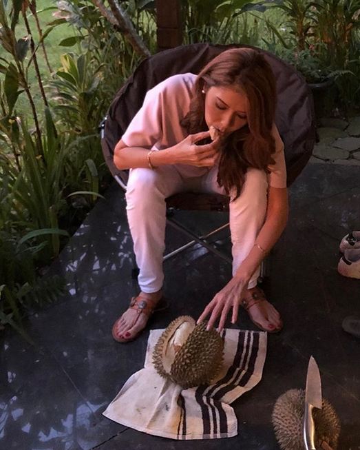 10 Gaya Tamara Bleszynski saat menyantap makanan, pelanggan warteg nih