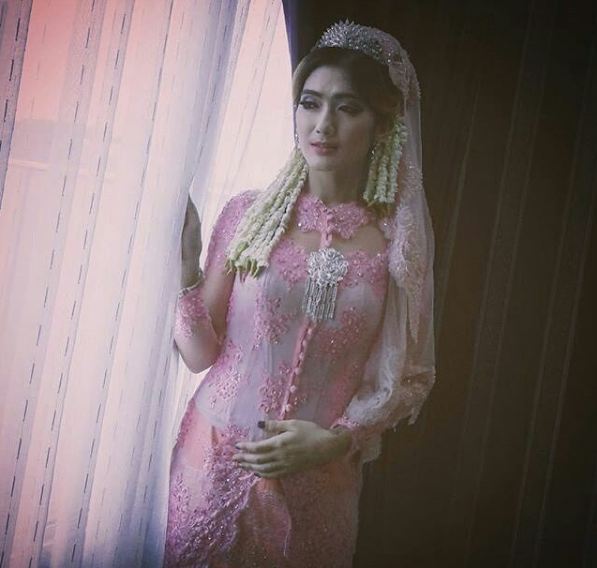 Ini 5 potret pernikahan artis cantik Revi Mariska yang jadi sorotan