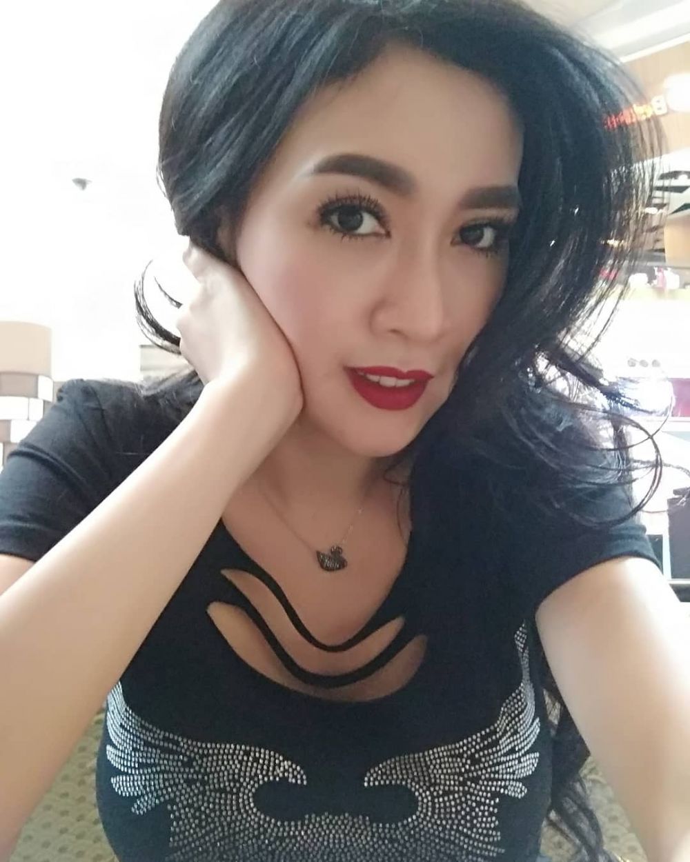 Jarang terekspos, begini 10 pesona istri Romy Rafael yang seksi banget