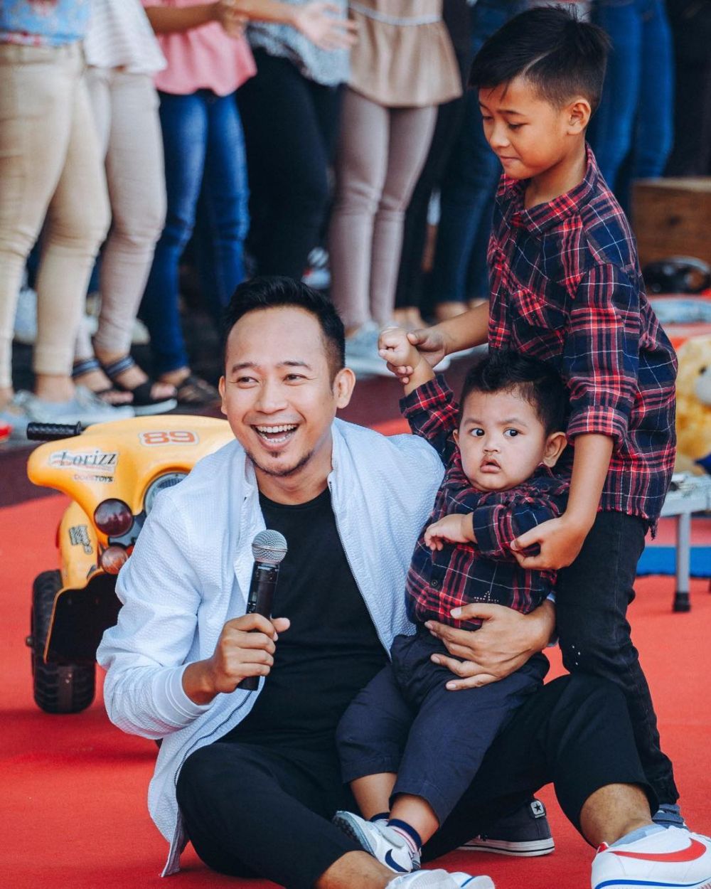 10 Momen kedekatan Denny Cagur bareng anak angkatnya, ayah