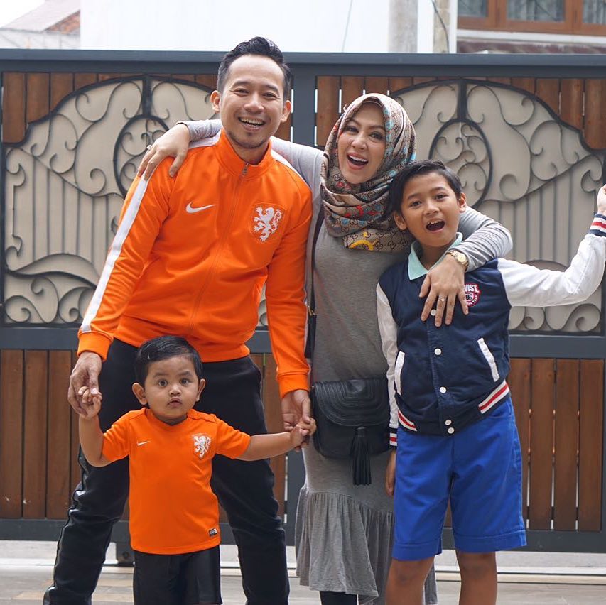  10 Momen kedekatan Denny Cagur bareng anak angkatnya, ayah idaman