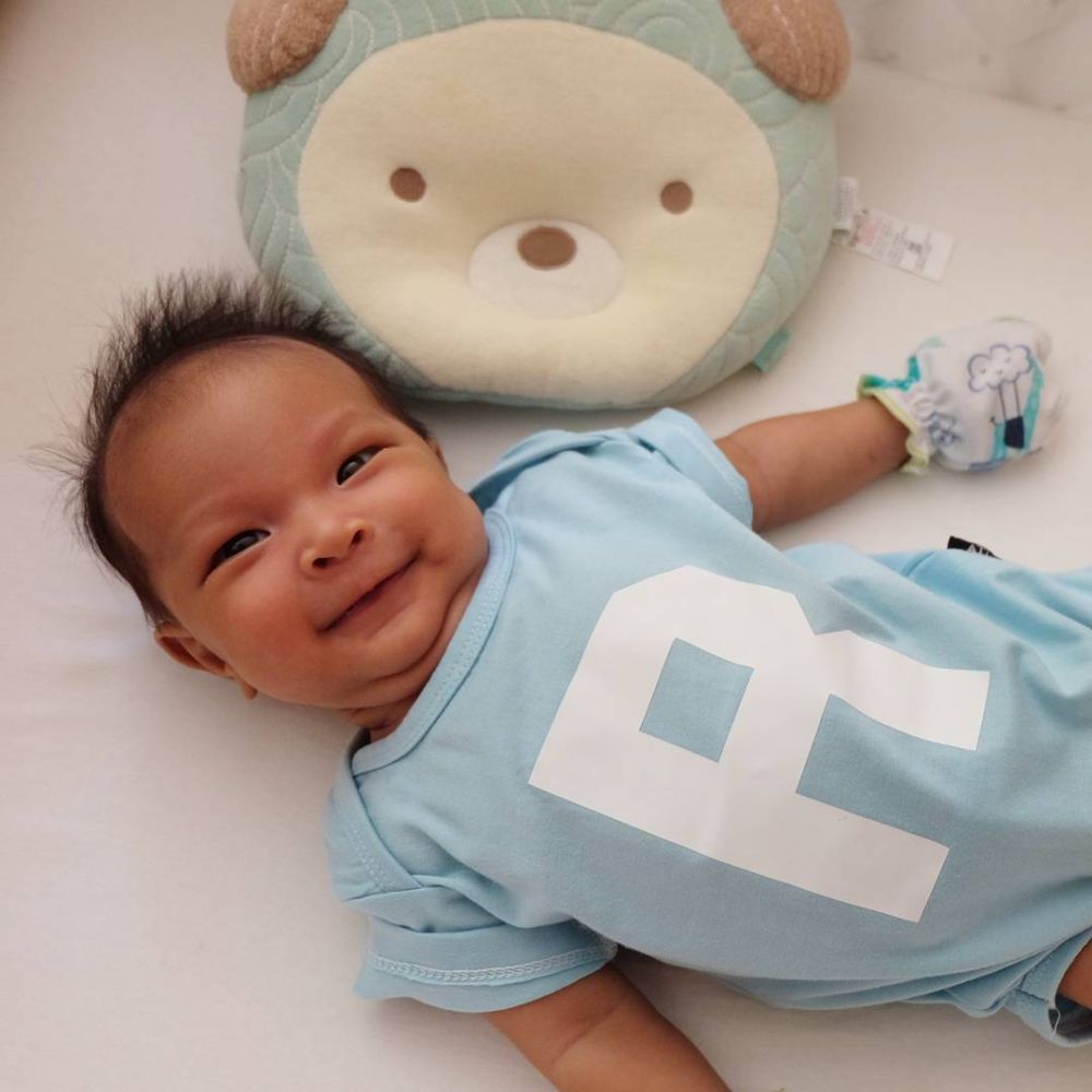 10 Potret Baby Yoji, putra Zivanna Letisha yang super ngegemesin