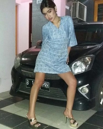 10 Penampilan Revi Mariska ini seksi abis, sampai pose ngangkang