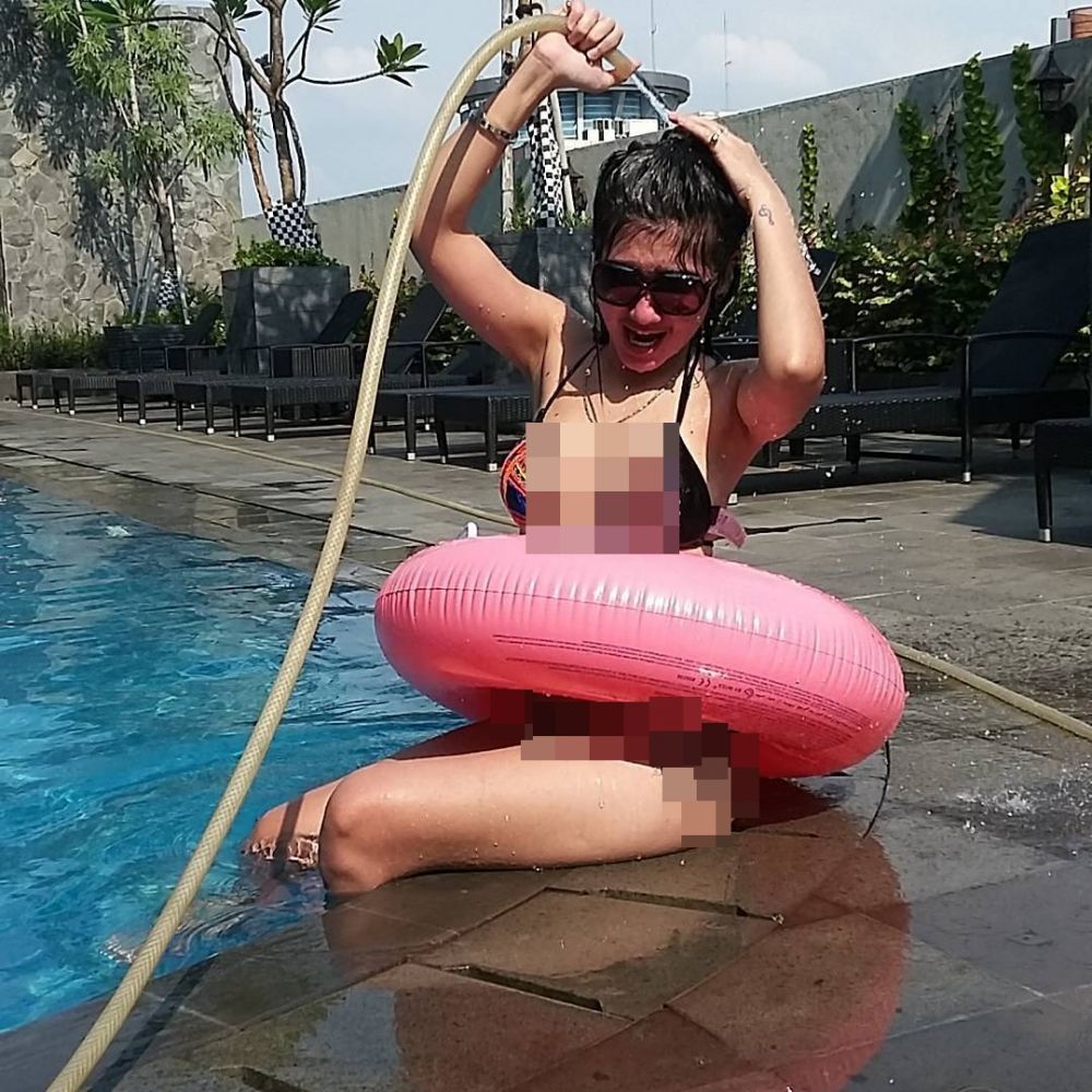 10 Penampilan Revi Mariska ini seksi abis, sampai pose ngangkang