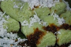 Ini lho cara mudah bikin kue putu manis & gurih tanpa bambu
