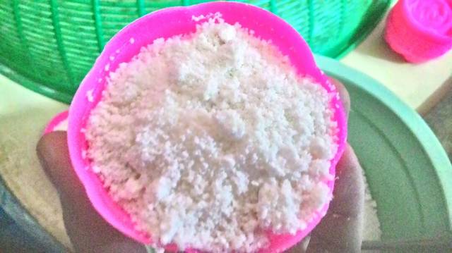 Ini lho cara mudah bikin kue putu manis & gurih tanpa bambu