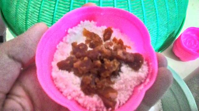 Ini lho cara mudah bikin kue putu manis & gurih tanpa bambu