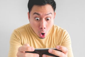 Tak disadari, 7 kebiasaan kocak ini kamu lakukan saat beli HP baru