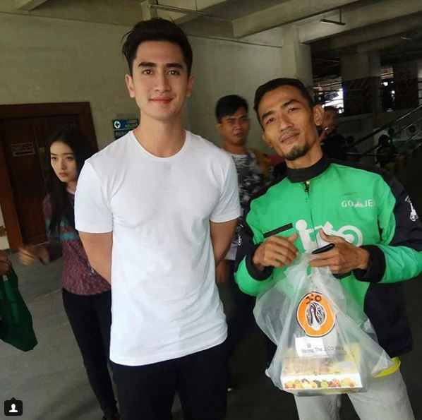 Kisah bahagia 10 driver ojek online ketemu artis bikin senyum sendiri