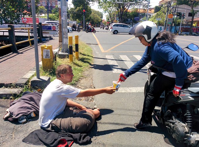 5 Kisah bule telantar di Indonesia saat traveling, sampai rela ngemis