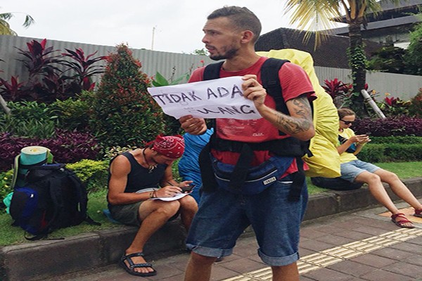 5 Kisah bule telantar di Indonesia saat traveling, sampai rela ngemis