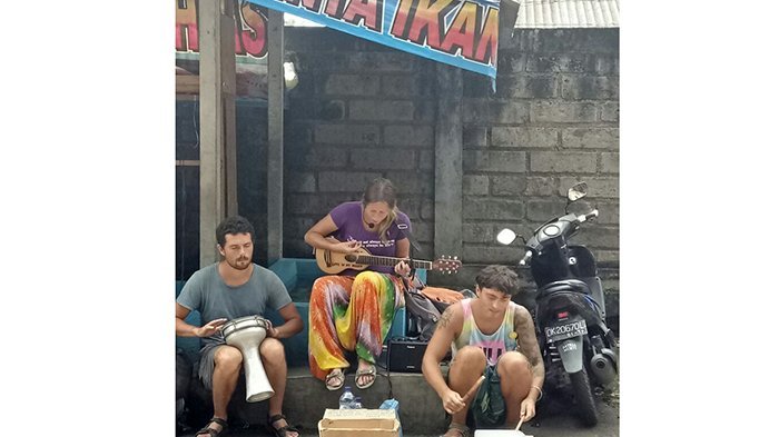 5 Kisah bule telantar di Indonesia saat traveling, sampai rela ngemis