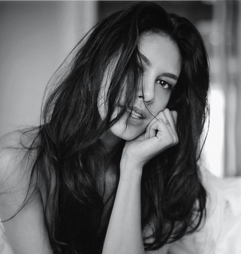 Makin hot, ini 10 beda Sophia Latjuba-Nadya Hutagalung saat pose seksi