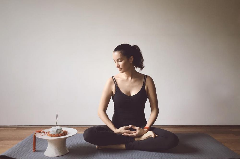 Makin hot, ini 10 beda Sophia Latjuba-Nadya Hutagalung saat pose seksi