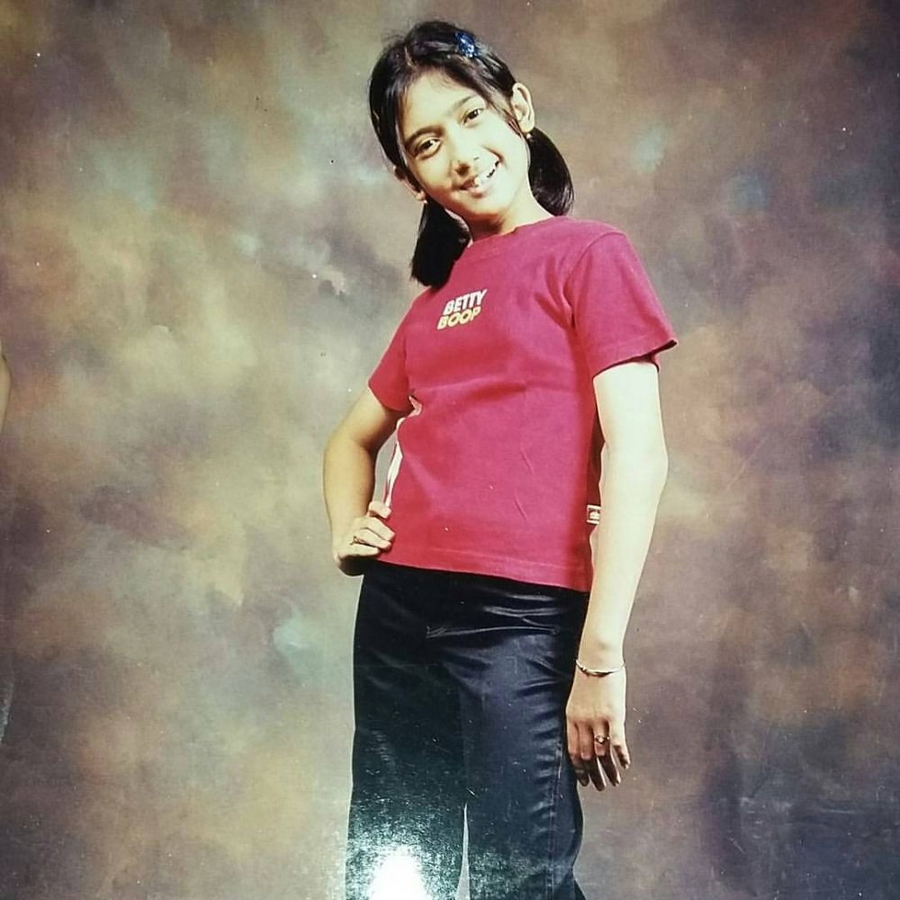  10 Foto transformasi Revi Mariska, cantiknya nggak pernah luntur