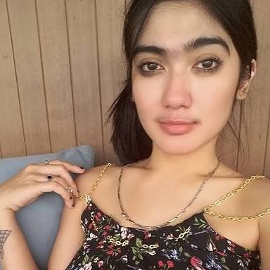  10 Foto transformasi Revi Mariska, cantiknya nggak pernah luntur