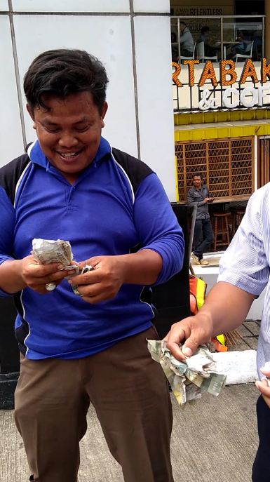 Viral hujan duit di Jakarta, lalu lintas langsung tersendat seketika