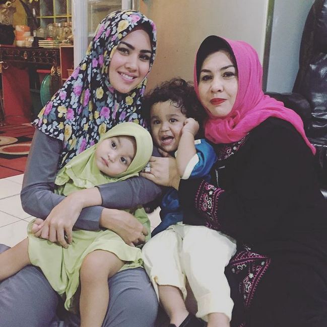 Penuh cinta, begini momen kedekatan 9 seleb dengan anak angkatnya