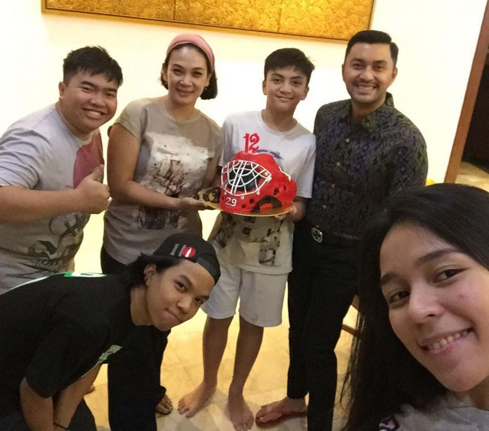 Penuh cinta, begini momen kedekatan 9 seleb dengan anak angkatnya