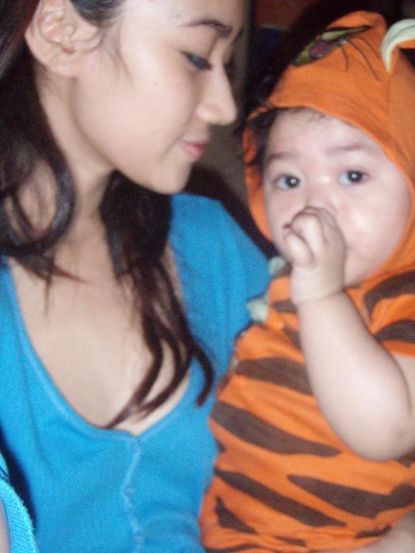 Penuh cinta, begini momen kedekatan 9 seleb dengan anak angkatnya