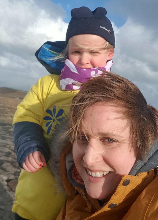 Balita putri ini jelajahi bukit sejauh 29 km, alasannya bikin terenyuh