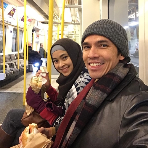 10 Potret Adrian Maulana, hot papa yang kini tinggalkan dunia artis