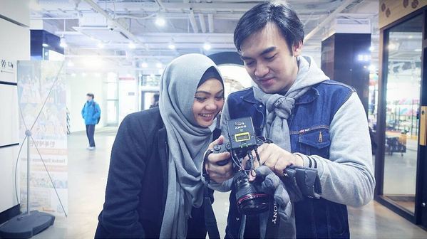 Asmara dari layar kaca, 5 seleb ini jatuh ke pelukan kru televisi