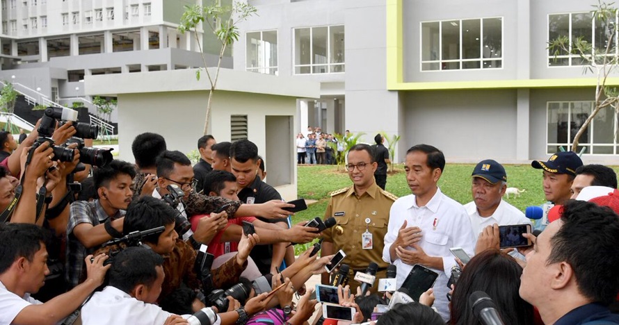 Viral foto Gubernur Anies berkacak pinggang di depan Presiden Jokowi