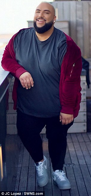 10 Potret cowok bertubuh oversized yang sukses jadi fashion blogger