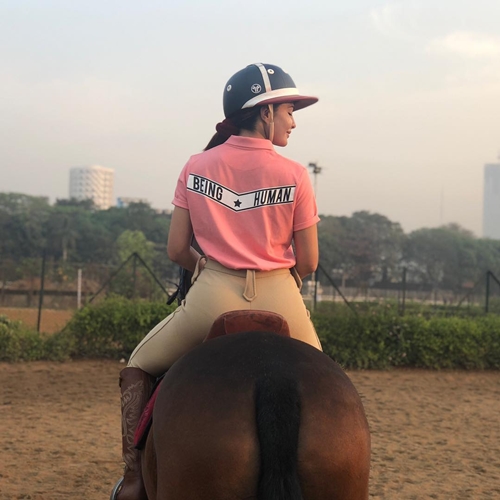 8 Aksi Jacqueline Fernandez berkuda & pole dance, bikin tubuh seksi