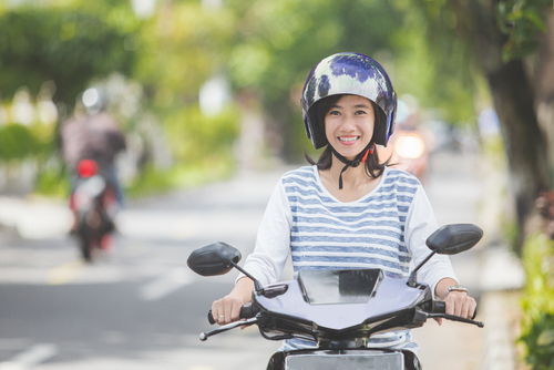 Suka naik motor siang hari? 4 bahaya ini selalu mengintai kulitmu