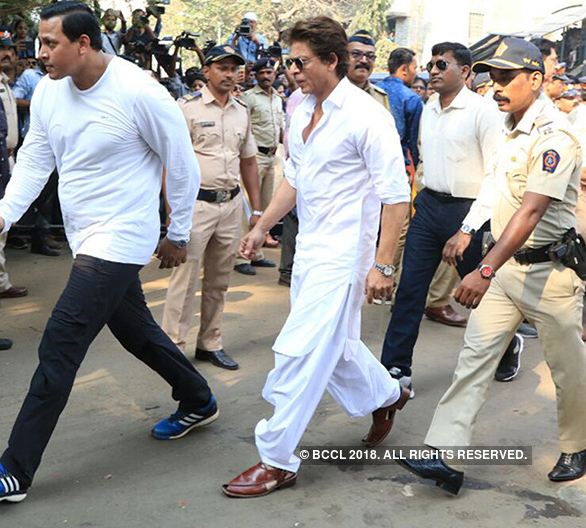 10 Potret prosesi kremasi Sridevi, ribuan orang melepas kepergiannya