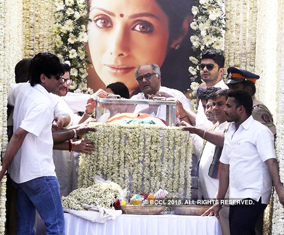 10 Potret prosesi kremasi Sridevi, ribuan orang melepas kepergiannya