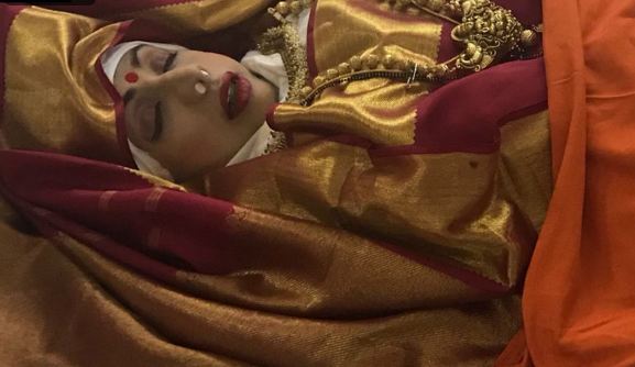 10 Potret prosesi kremasi Sridevi, ribuan orang melepas kepergiannya