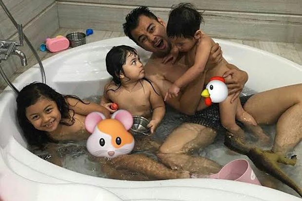 Momen 5 seleb Tanah Air asyik mandi bareng, dari lucu hingga romantis