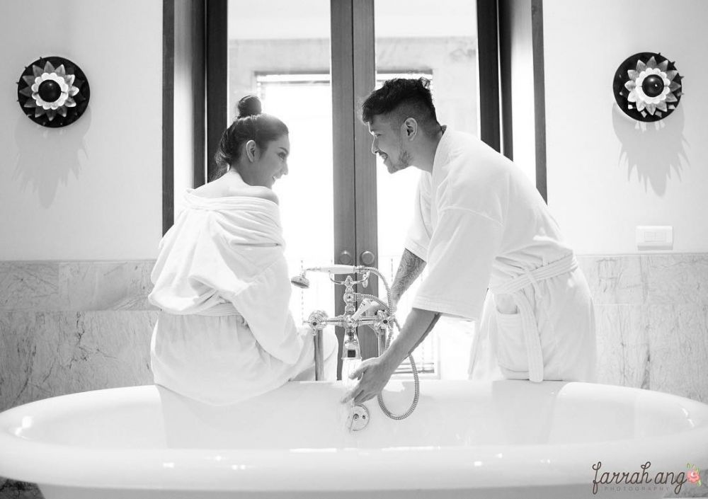 Momen 5 seleb Tanah Air asyik mandi bareng, dari lucu hingga romantis