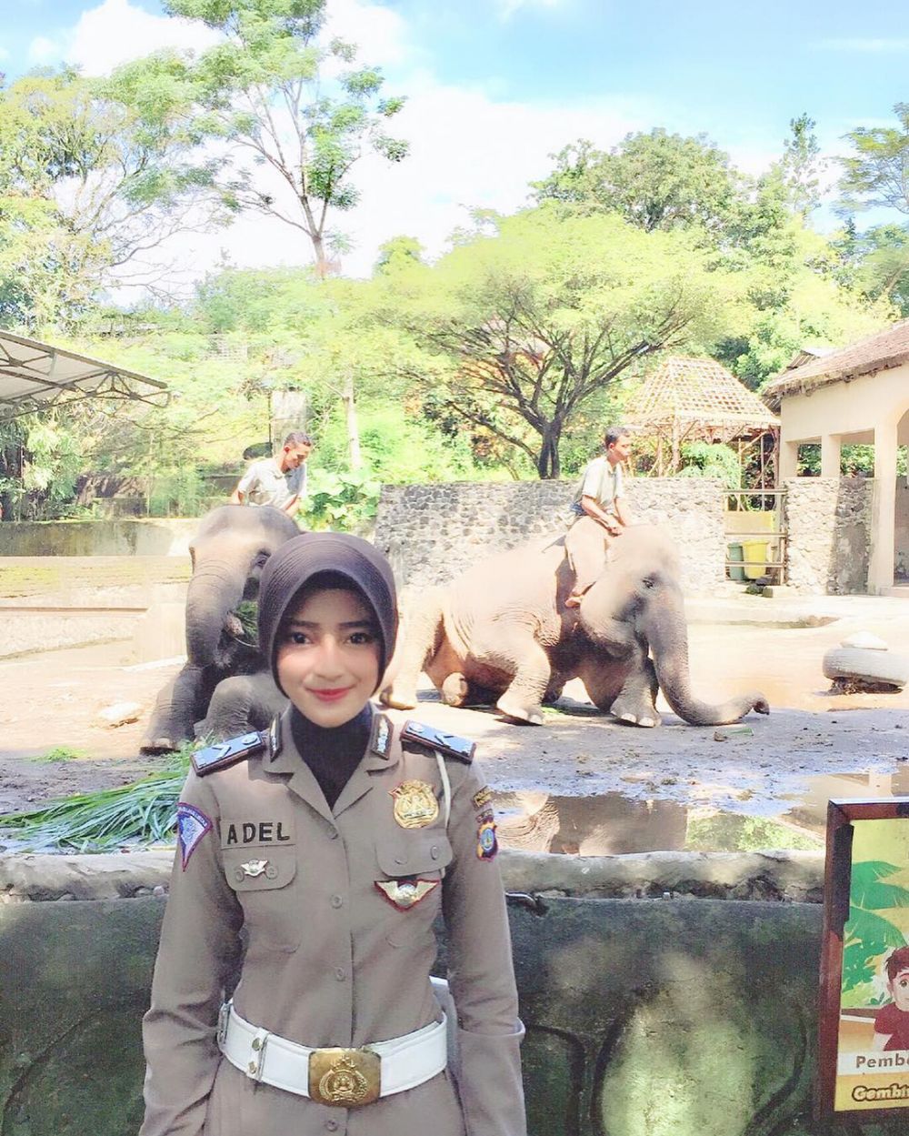 7 Pesona Adelia Eka, polwan berhijab yang bikin gagal fokus berkendara