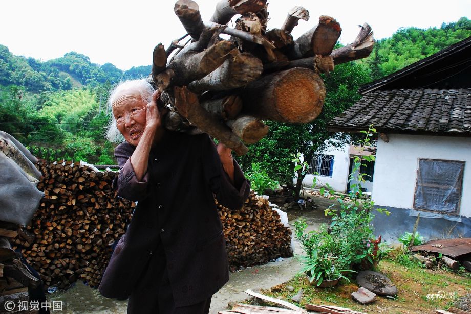 Berusia satu abad, nenek ini kuat gendong kayu naik-turun bukit
