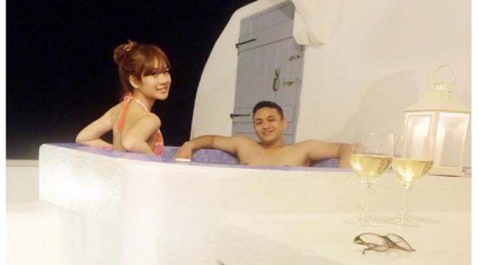 5 Pasangan seleb ini nggak malu pamer foto mandi berdua