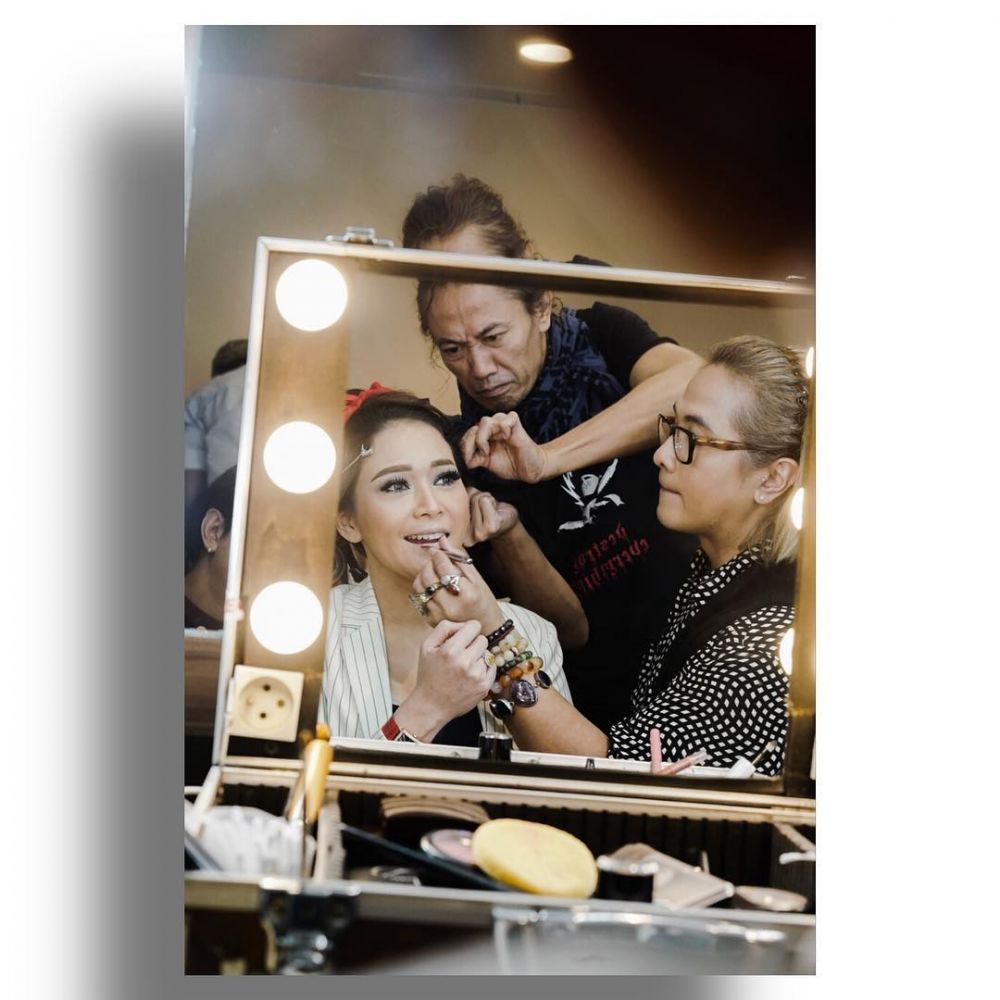 7 Potret cantiknya Maia Estianty dengan makeup flawless, awet muda