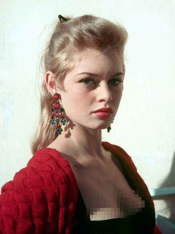13 Foto langka cantiknya Brigitte Bardot, artis porno Prancis 1950-an