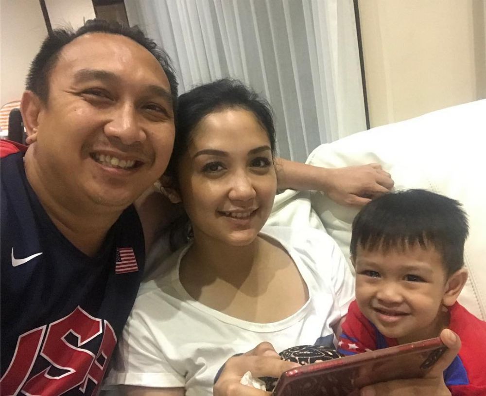 10 Potret kebersamaan keluarga kecil Augie Fantinus, harmonis banget