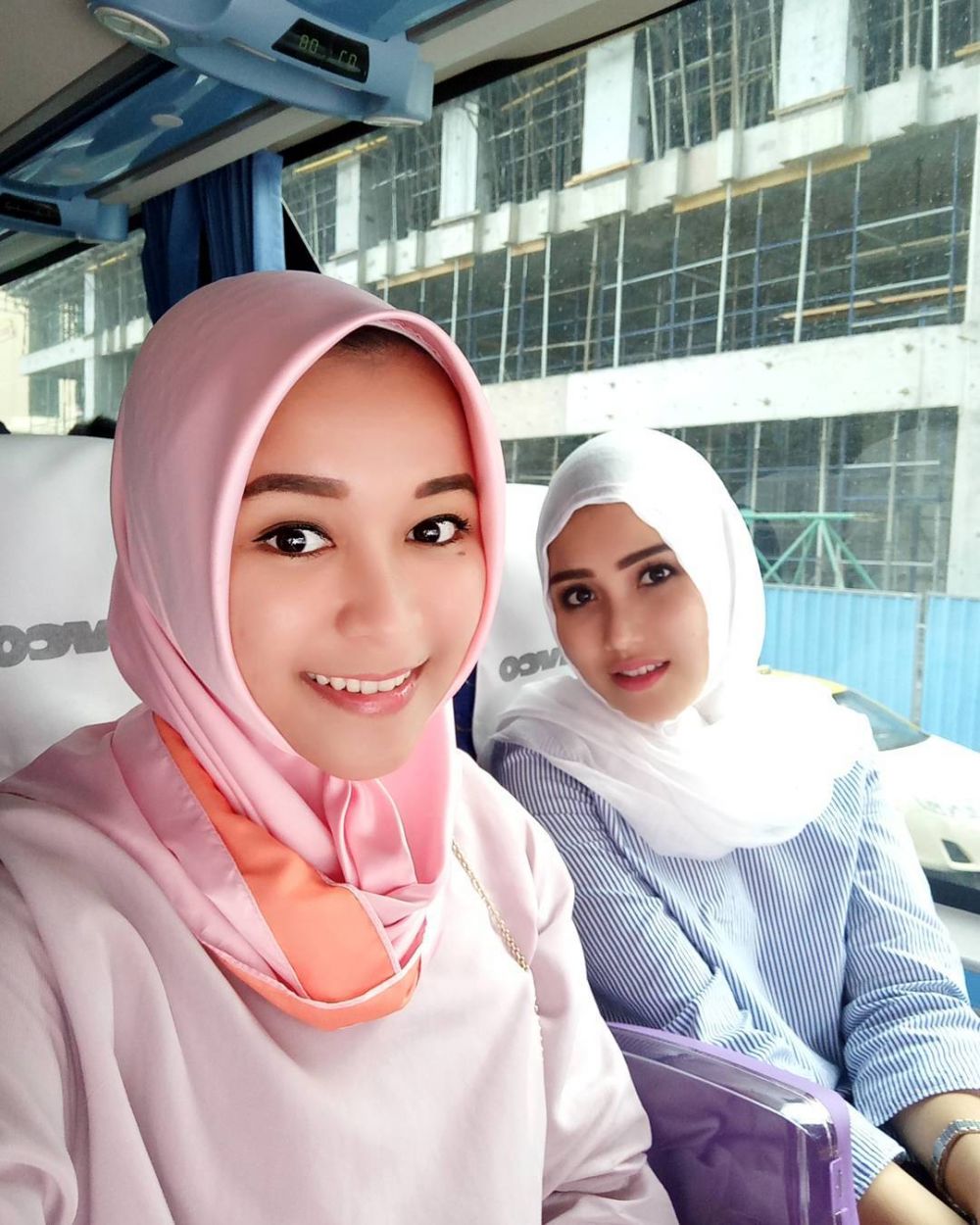 10 Beda gaya outfit Ayu Ting Ting dan adiknya Syifa, siapa lebih kece?