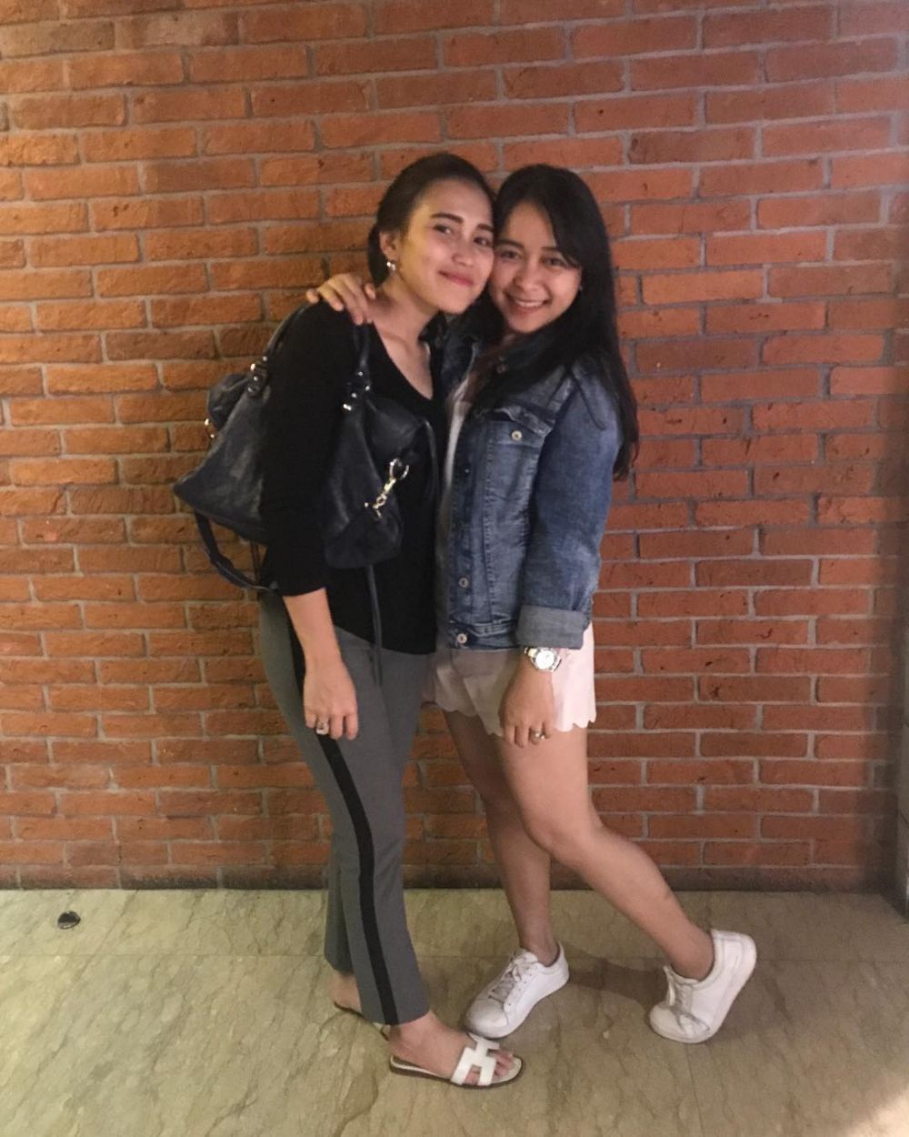 10 Beda gaya outfit Ayu Ting Ting dan adiknya Syifa, siapa lebih kece?