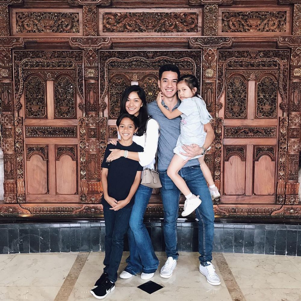 10 Momen kebersamaan Nana Mirdad dan anaknya, bak kakak-adik